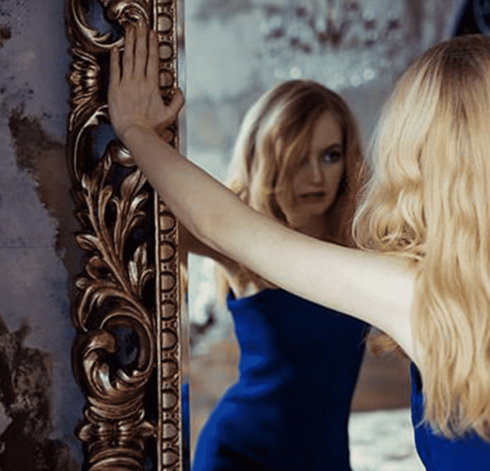 Femme se regardant dans le miroir